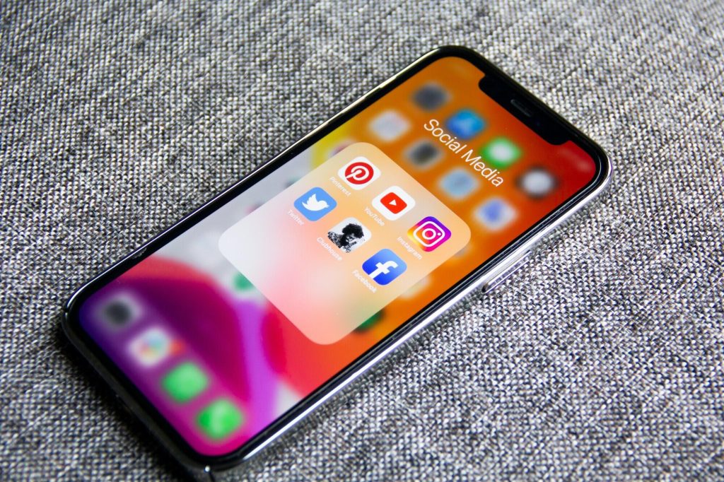 Immagine con smartphone per promuovere attività locale social media